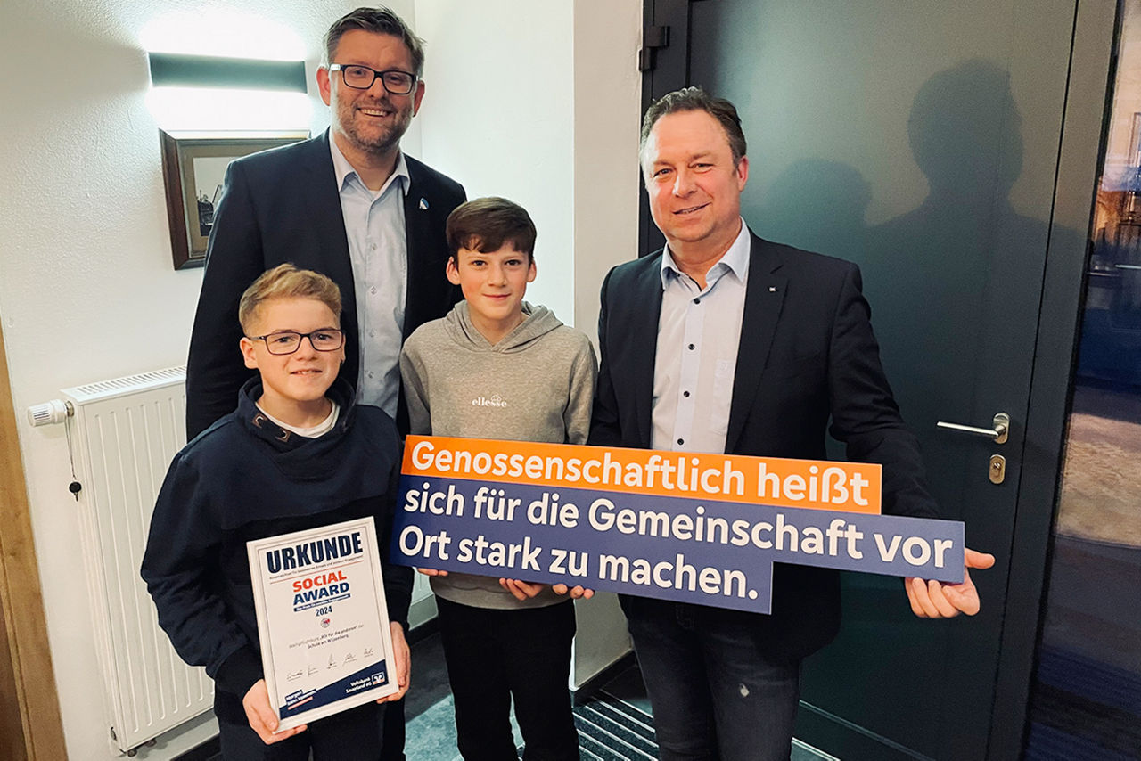 Schülerinnen der AG „Schule ohne Rassismus mit Courage“ am Gymnasium Meschede nehmen den Social Award von Jörg Werdite (Vorst