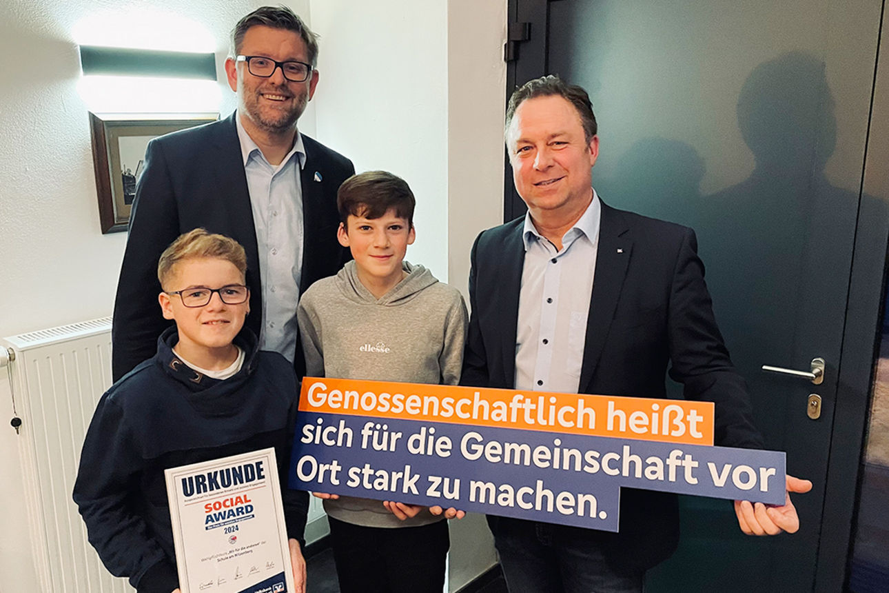 Schülerinnen der AG „Schule ohne Rassismus mit Courage“ am Gymnasium Meschede nehmen den Social Award von Jörg Werdite (Vorst