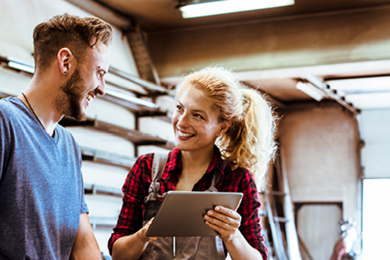 Mann und Frau sehen sich an, arbeitend