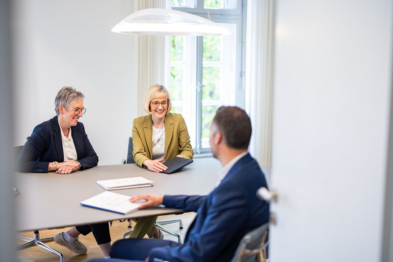 Beratungssituation zwei Frauen ein Mann