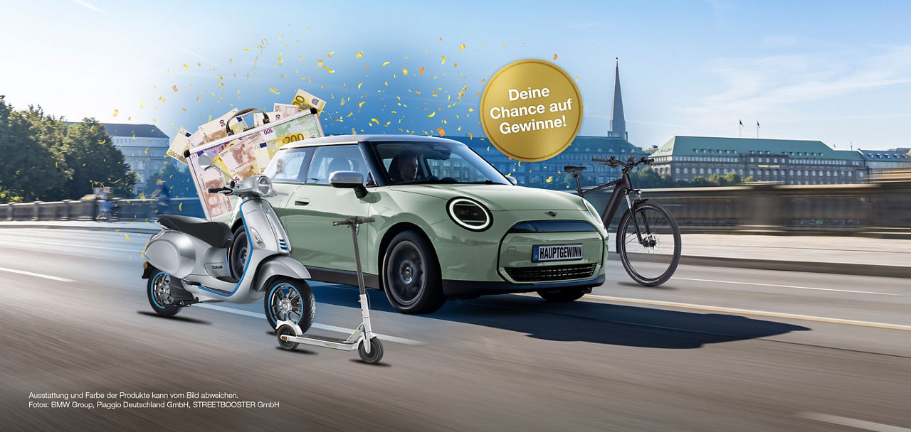 Ein Mini Cooper Auto, ein Fahrrad, ein Mopet und ein E-Scooter stehen auf der Straße. Im Hintergrund sieht man Geldscheine