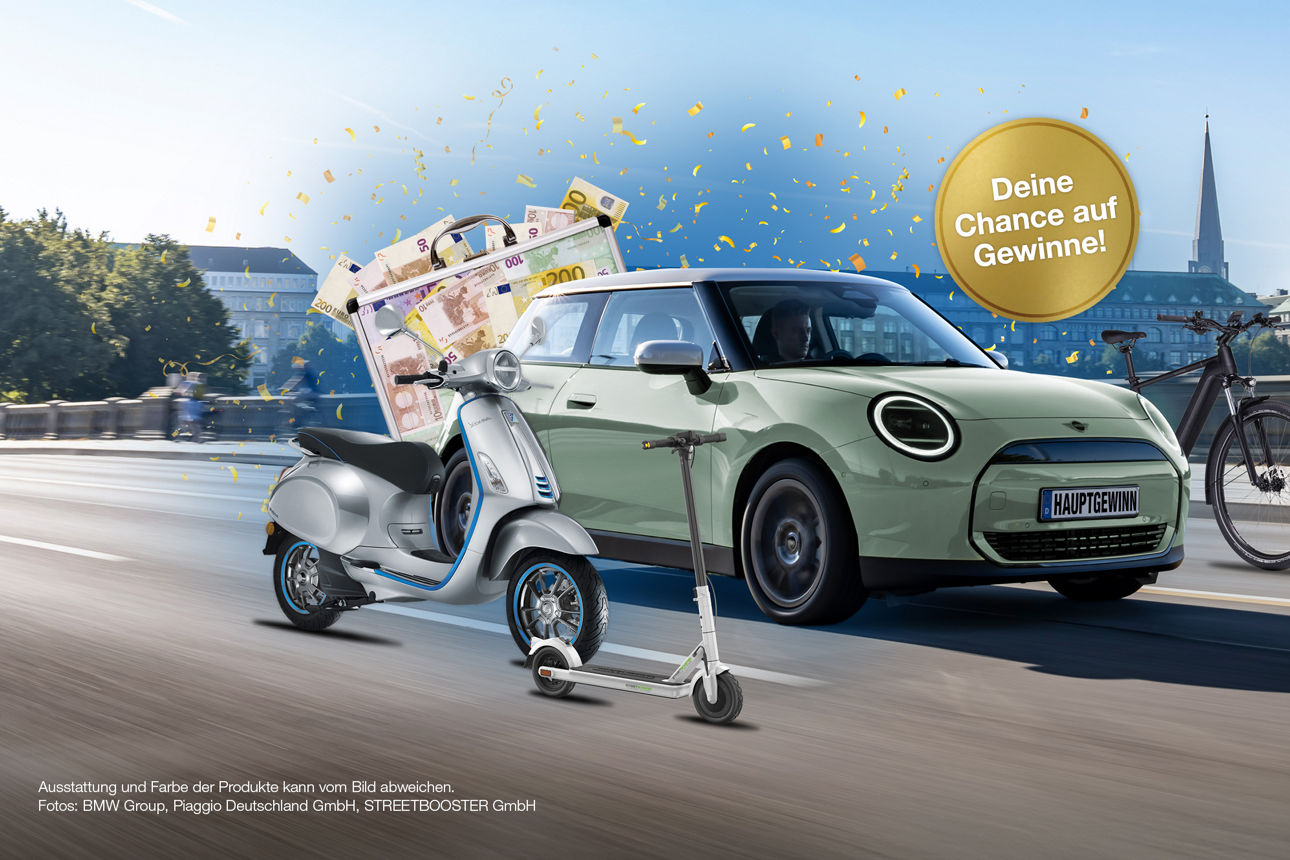 Ein Mini Cooper Auto, ein Fahrrad, ein Mopet und ein E-Scooter stehen auf der Straße. Im Hintergrund sieht man Geldscheine
