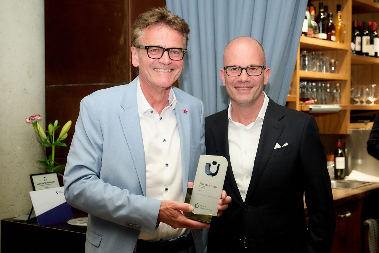 2 Männer mit Pokal "Prix de Fonds"