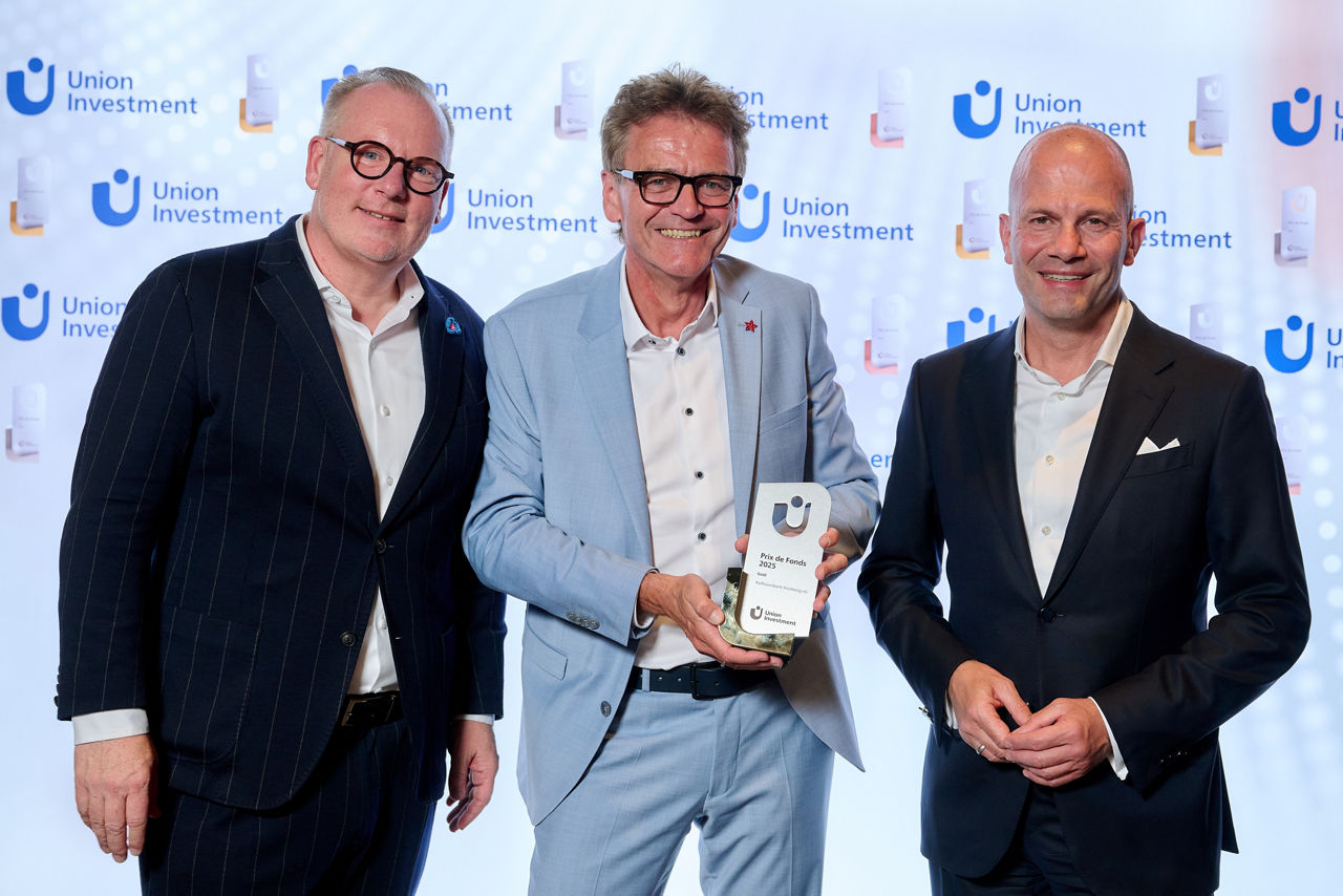 3 Männer halten Preis