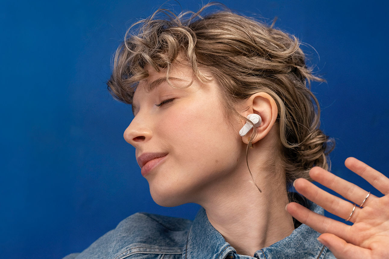 Junge blonde Frau tanzt mit geschlossenen Augen