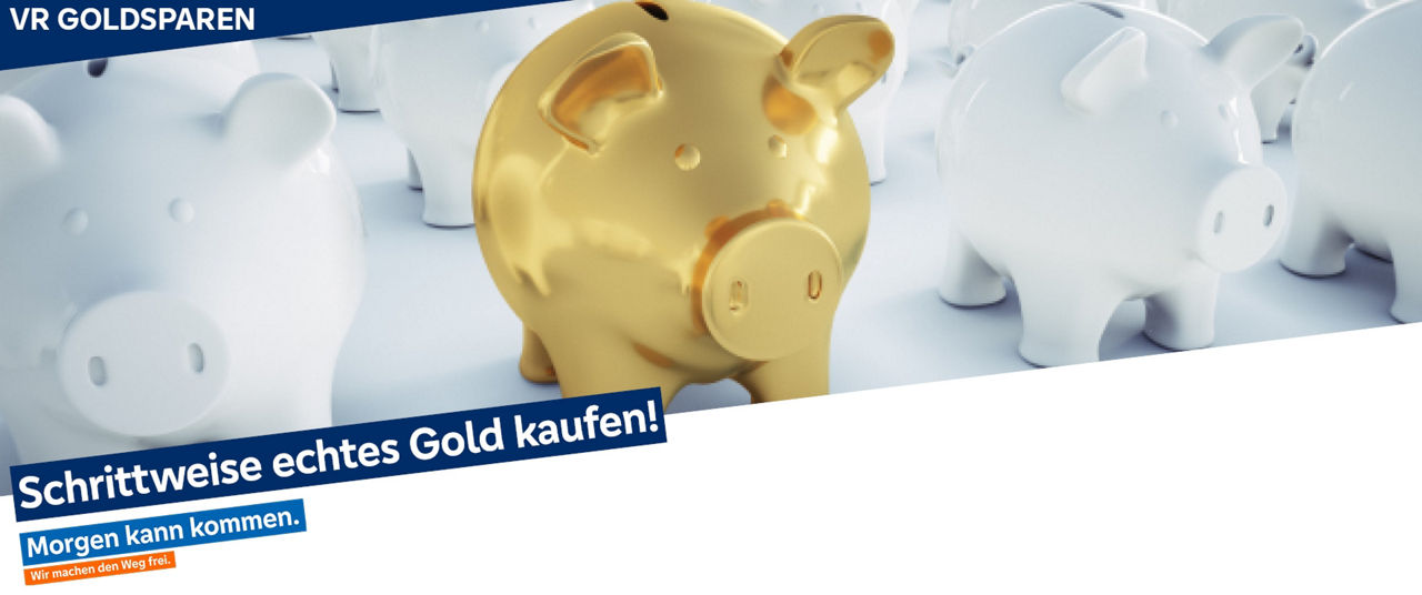 Ein goldenes Sparschwein steht in der Mitte und drumherum stehen weiße Sparschweine