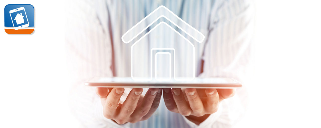 zwei Hände halten ein digitales Haus