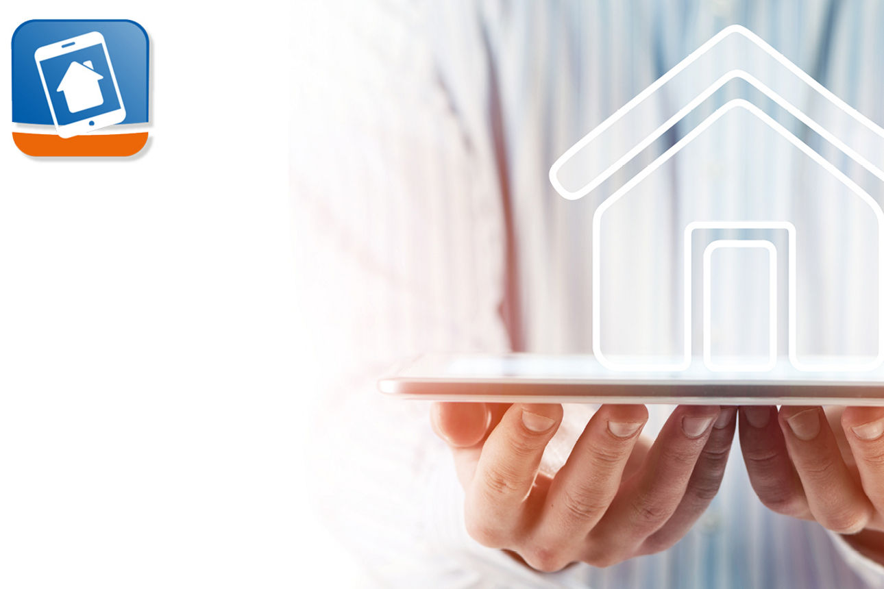 zwei Hände halten ein digitales Haus