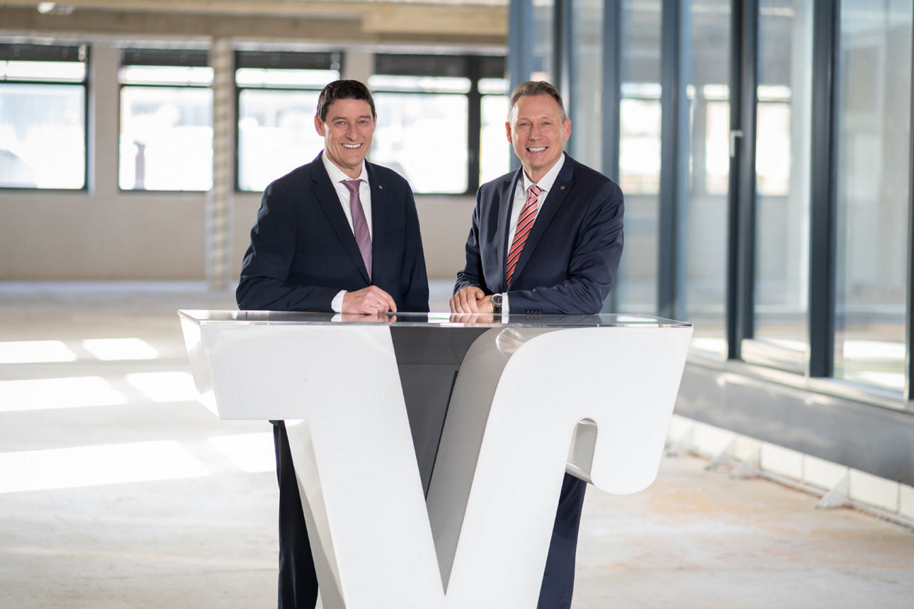 Der Vorstand der Emsländischen Volksbank steht in einer Filiale