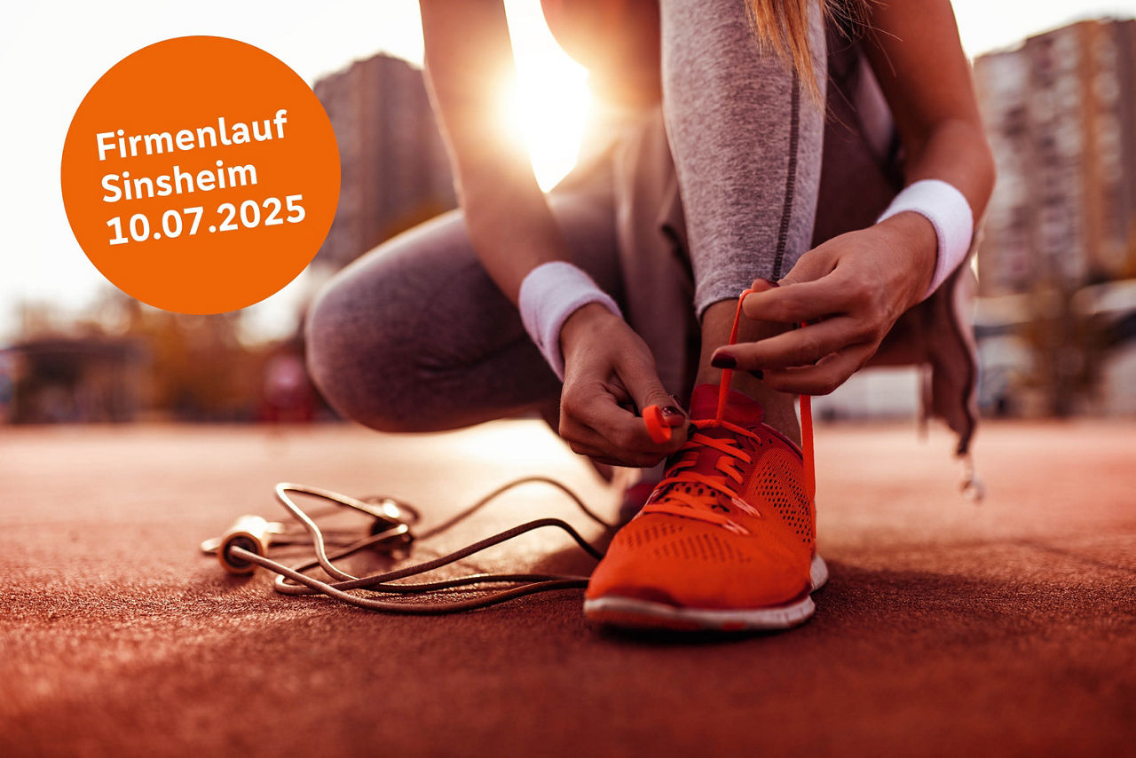 Roter Laufschuh wird gebunden links oben Störer Volksbank Kraichgau Firmenlauf
