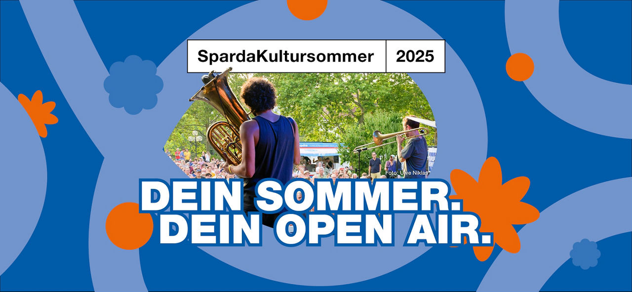 Ein Werbebanner - in der Mitte zwei Musiker auf einer Bühne, außen der Slogan: Dein Sommer, dein Open Air