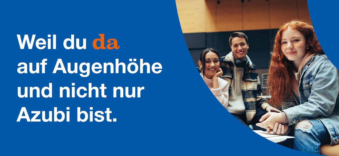 Banner mit drei jungen Menschen in einem Klassenzimmer, daneben der Slogan: Weil du da auf Augenhöhe und nicht nur Azubi bist