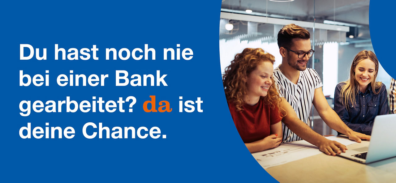 Drei Leute sitzen lächelnd vor einem Laptop, links der Slogan: Du hast noch nie bei einer Bank gearbeitet? Da ist die Chance.
