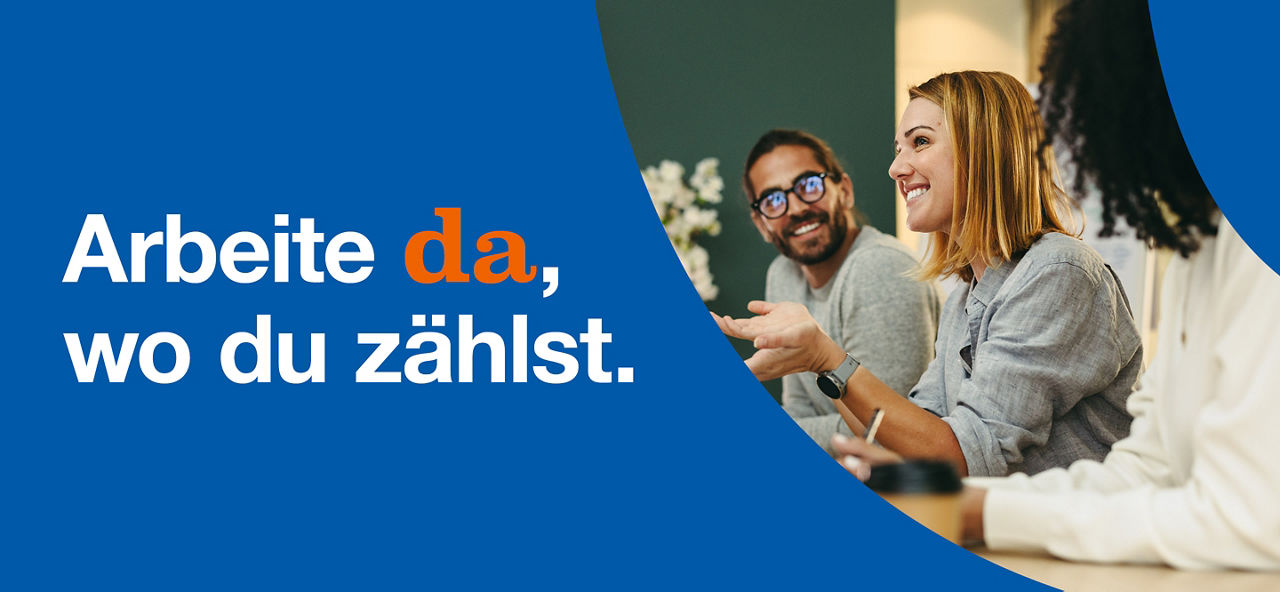 3 Personen sitzen zusammen und lachen, links der Slogan "Arbeite da, wo du zählst"