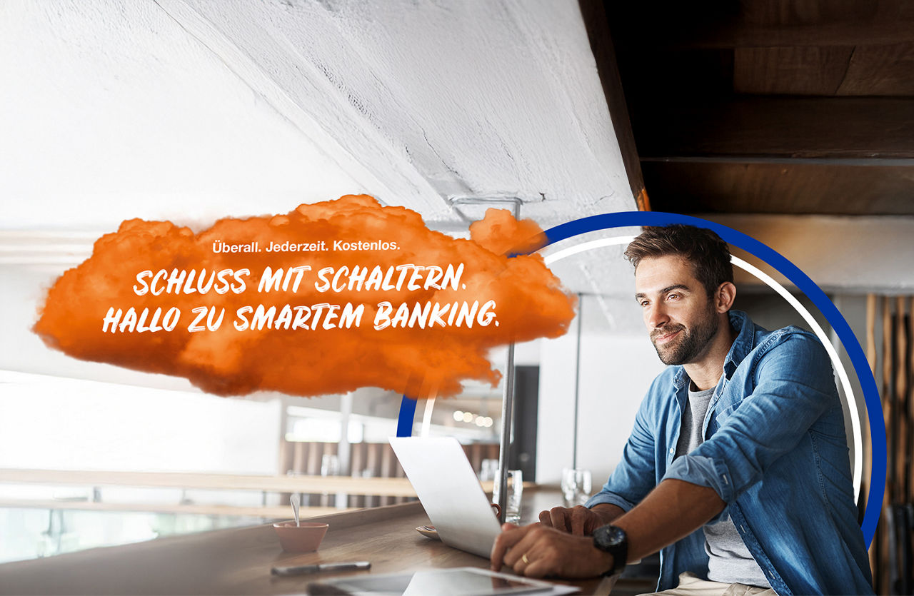 Mann sitzt vor dem Laptop 
