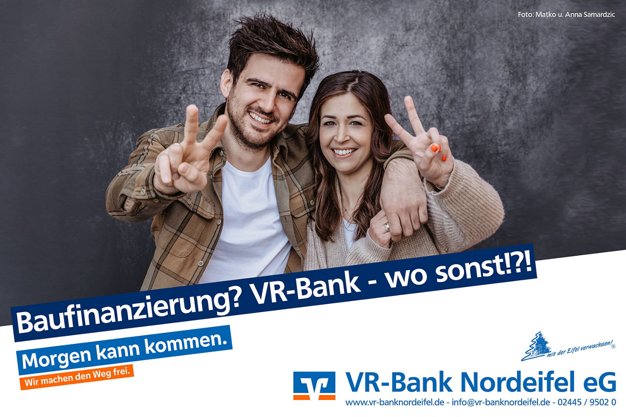 Ein Mann und eine Frau halten sich im Arm und lächeln in die Kamera