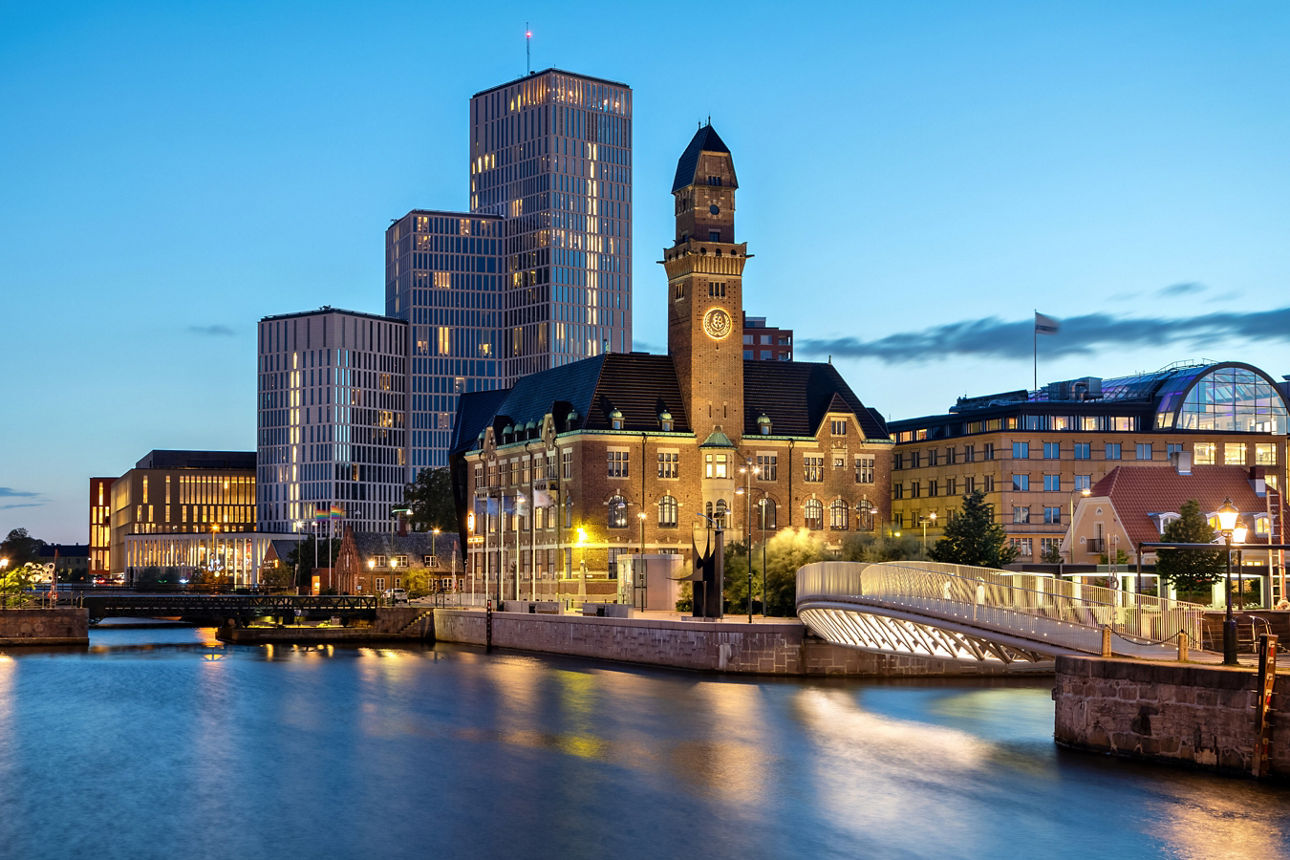 Malmö beleuchtet am Abend