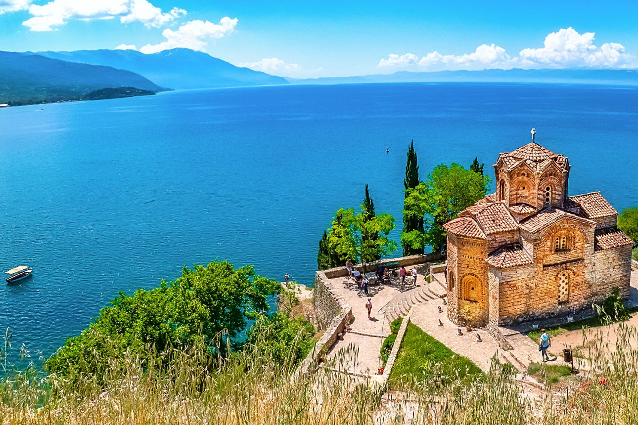 Blick auf den Ohridsee mit der Kirche Sveti Jovan