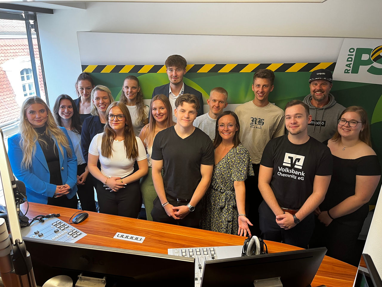 Unsere Auszubildende Emilie Meyer (links im Bild) mit anderen Volksbank-Auszubildenden im Radiozentrum Leipzig
