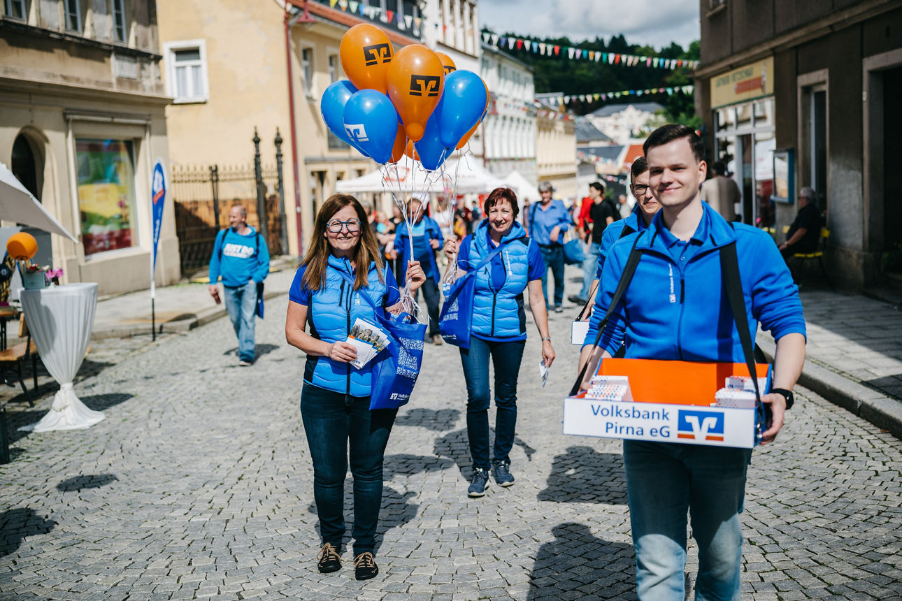 Mittendrin: Mitarbeiter der Volksbank Pirna eG in den Gassen zum Tag der Sachsen