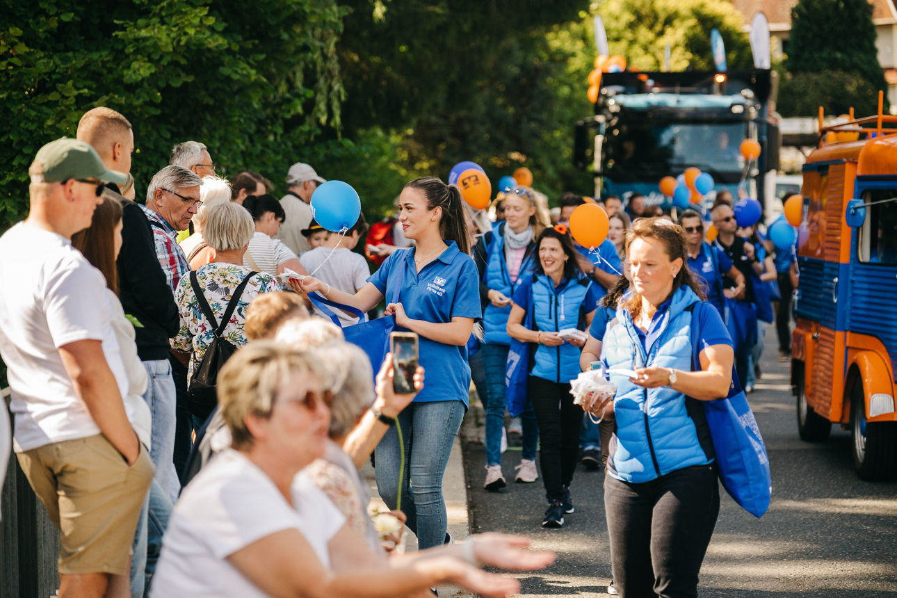 Mitarbeiter der Volksbank Pirna eG verteilen kleine Geschenke.