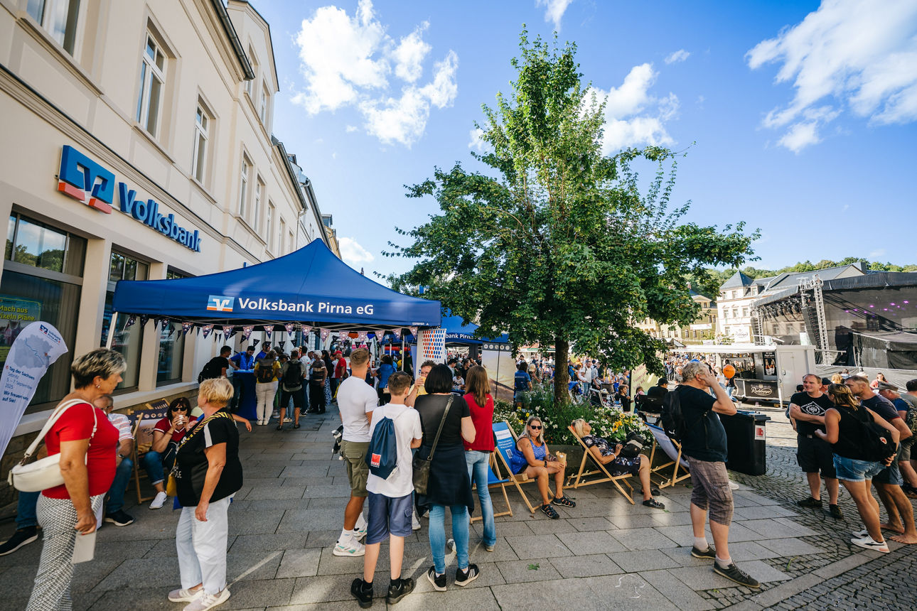 Vor der Geschäftsstelle in Sebnitz