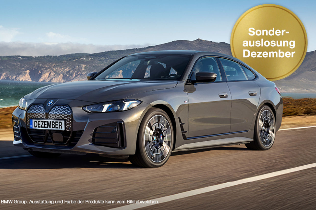 Ein E-Auto fahrend auf der Straße