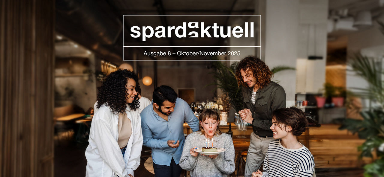  Mutter und Kind mit einer Schultasche