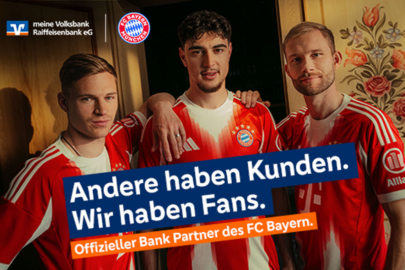 Spieler des FC Bayern München (von links: Joshua Kimmisch, Alexander Pavlovic, Konrad Laimer)