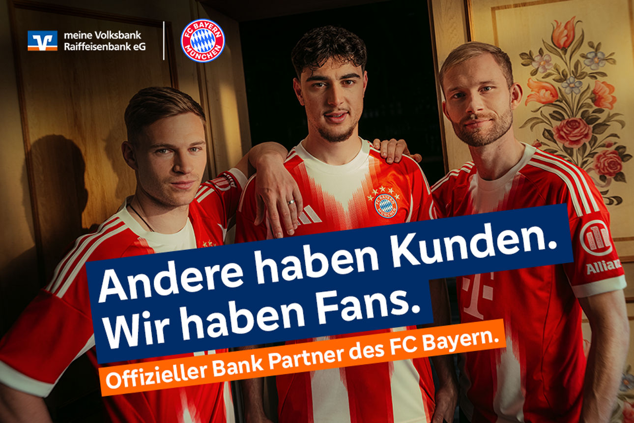 Spieler des FC Bayern München (von links: Joshua Kimmich, Alexander Pavlovic, Konrad Laimer)