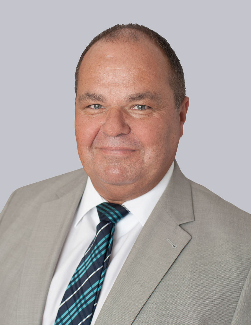 Foto unseres Vermögensberaters Dieter Weiersmüller vor einem grauen Hintergrund mit einem hellgrauen Jackett