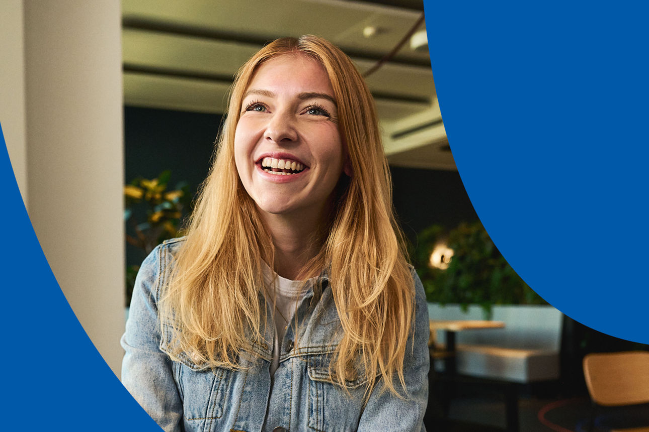 Banner mit drei jungen Menschen in einem Klassenzimmer, daneben der Slogan: Weil du da auf Augenhöhe und nicht nur Azubi bist
