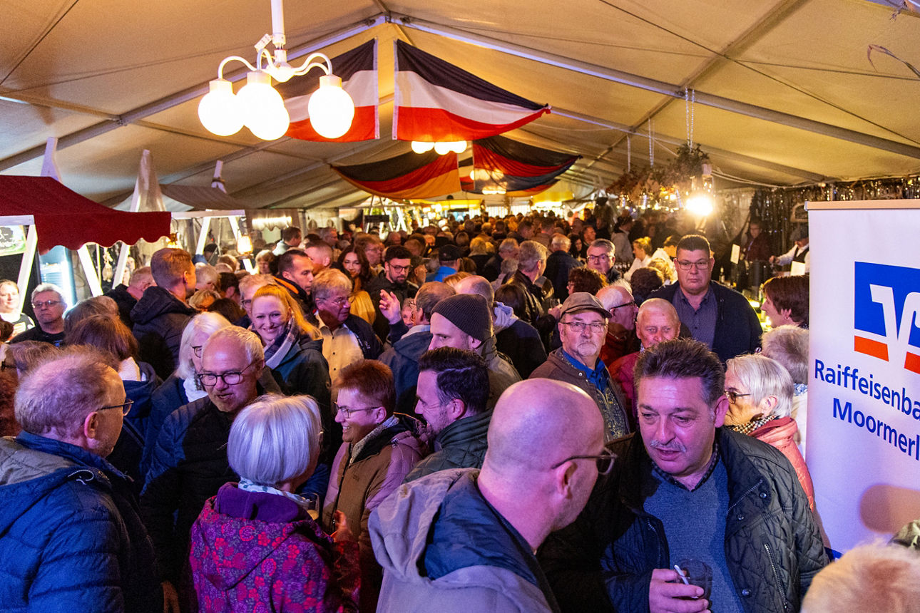 Menschenmenge im Zelt