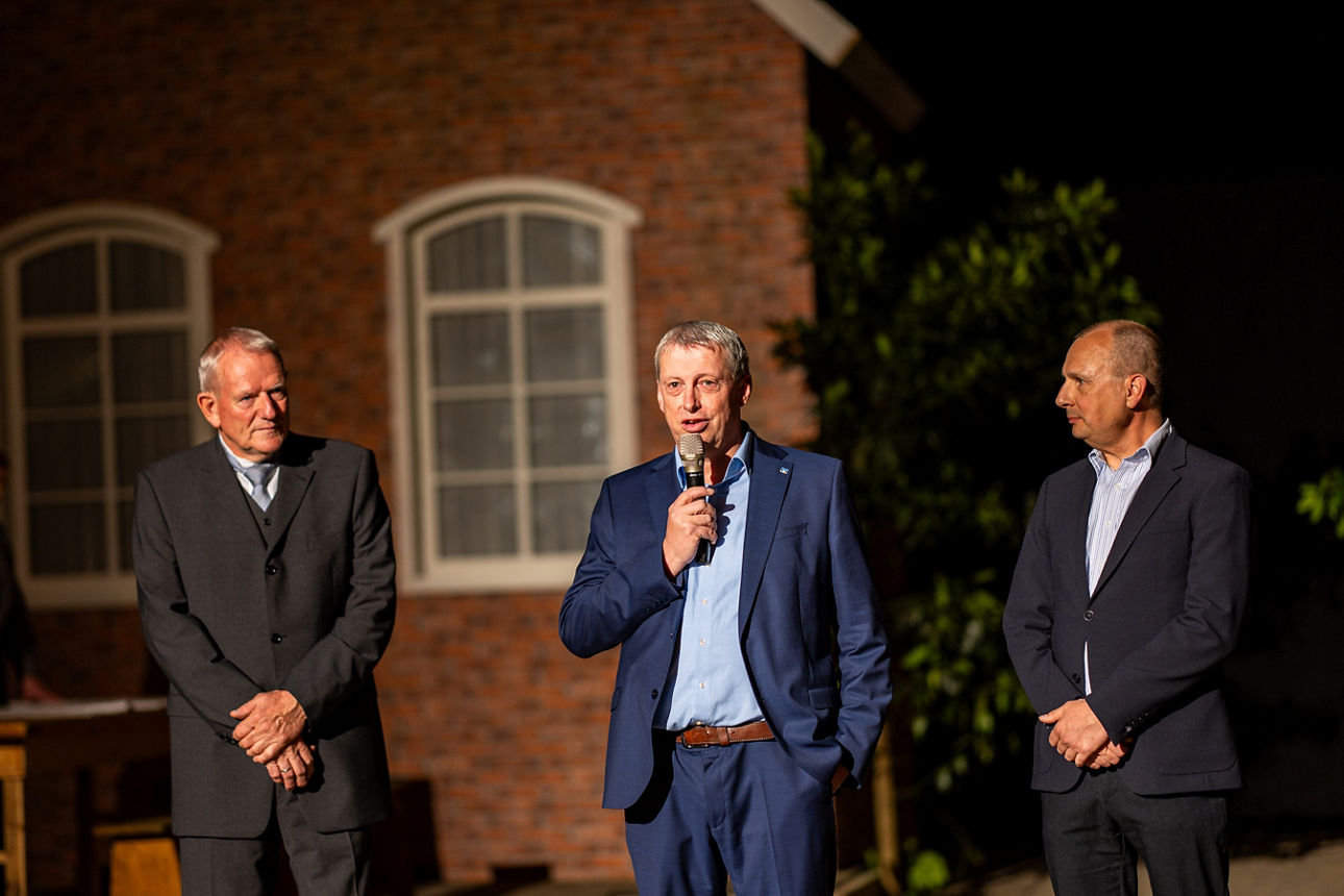 Begrüßung der Gäste auf der Bühne