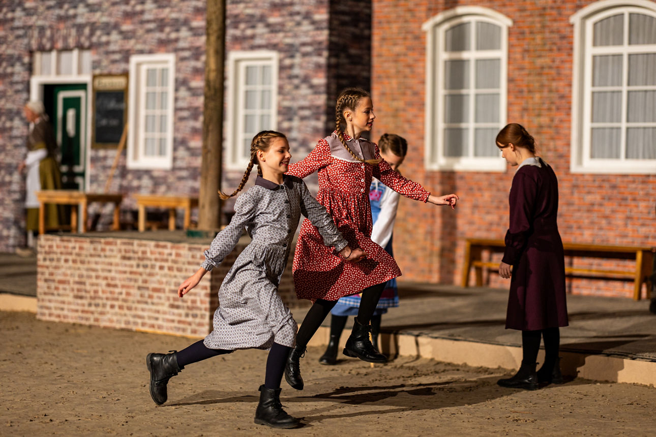 Kinder rennen über die Bühne