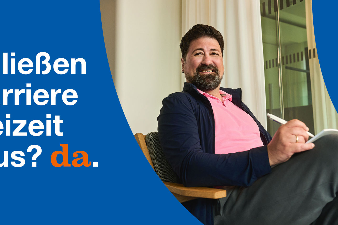 Ein Mann sitzt im Stuhl und notiert sich etwas