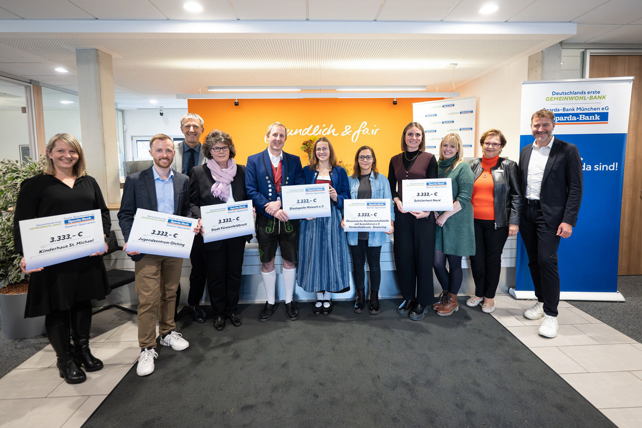 Spendenübergabe in der Filiale Fürstenfeldbruck.