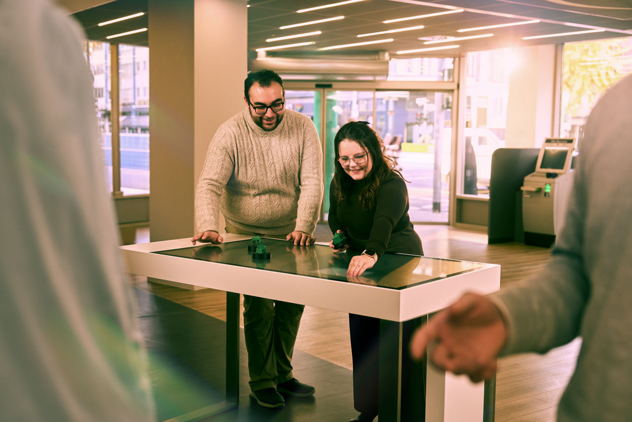 Auszubildende der PSD Bank Rhein-Ruhr am Arbeiten in der Düsseldorfer Filiale