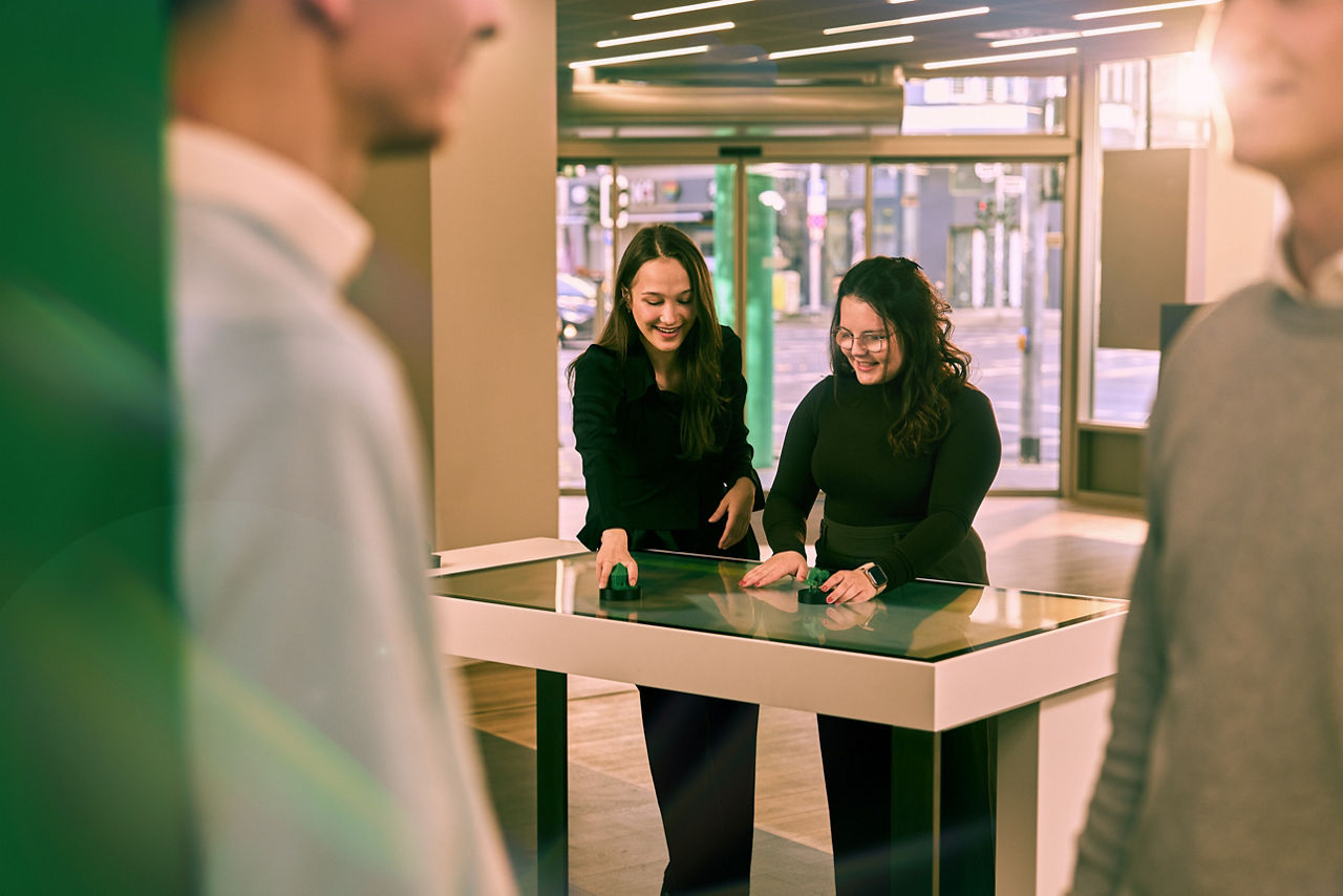 Auszubildende der PSD Bank Rhein-Ruhr arbeiten in der Düsseldorfer Filiale