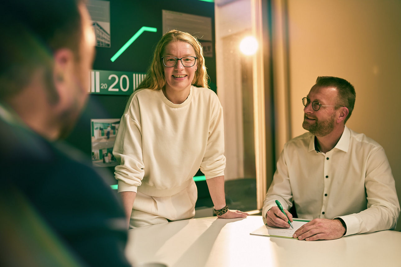 Rebecca Vorberg in einem Meeting mit Kollegen