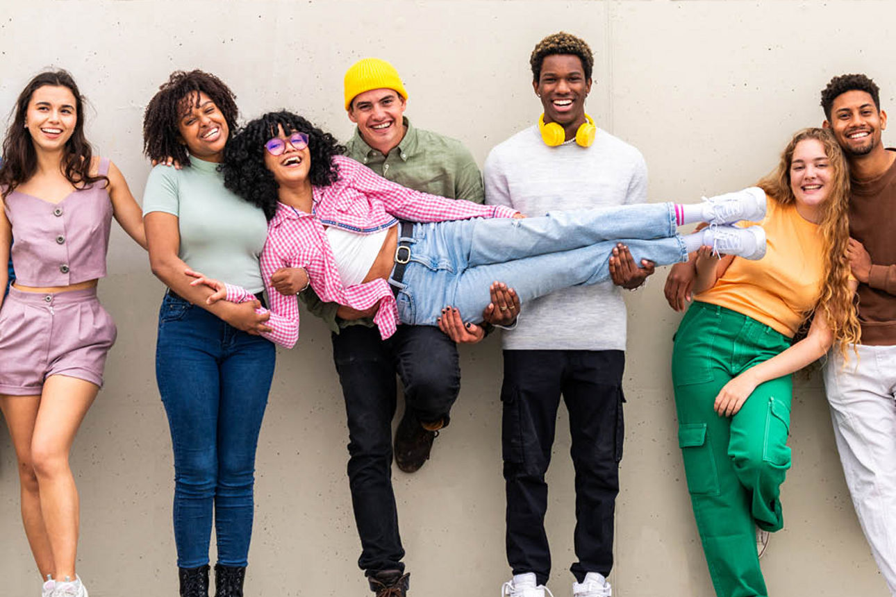 6 junge Menschen tragen eine junge Dame