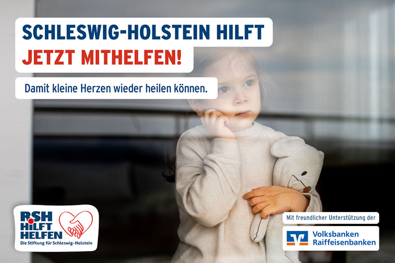 Ein kleines Mädchen schaut traurig mit einem Kuscheltier im Arm durch ein Fenster nach draußen