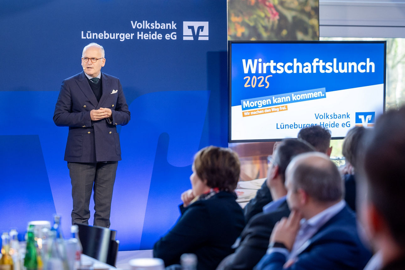 Prof. Dr. Klaus Schweinsberg beim Wirtschaftslunch 2025 der Volksbank Lüneburger Heide eG