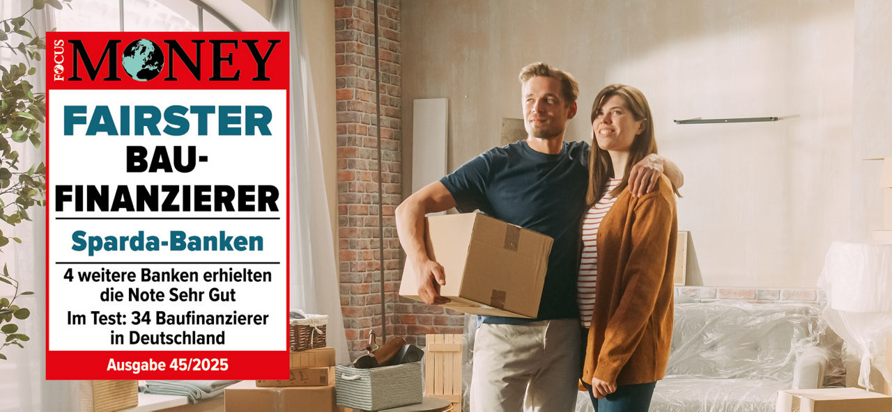 Ein Mann und eine Frau stehen in der neuen Wohnung, links ein Siegel "Bfairster Baufinanzierer""