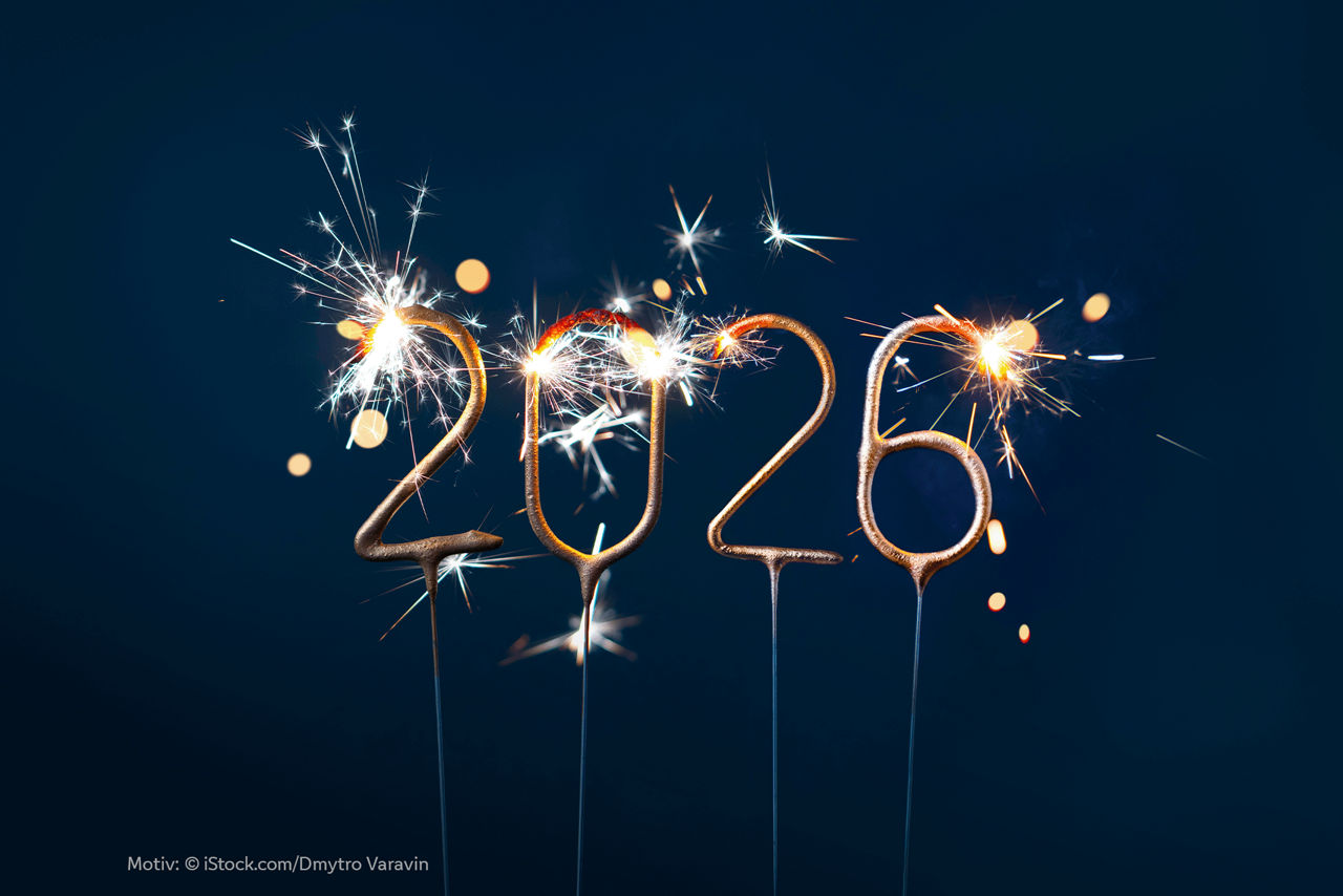 Brennende Wunderkerzen mit den Zahlen 2 0 2 6