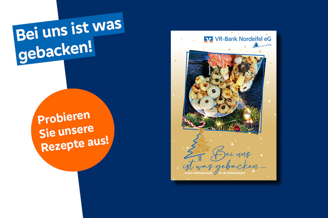 Mehrere Personen sitzen auf einem Sofa und umarmen sich lächelnd dabei