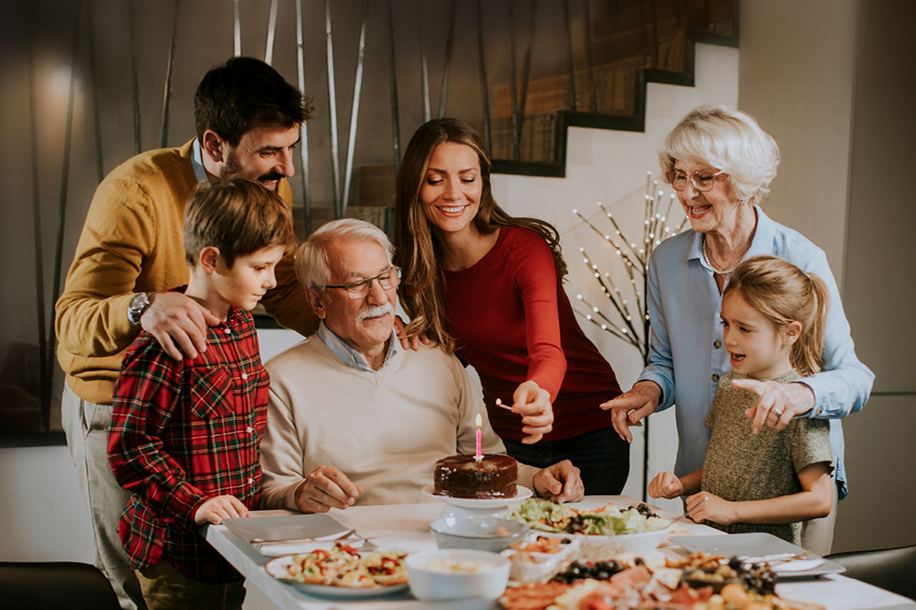 Eine Familie feiert den Geburtstag des Opas