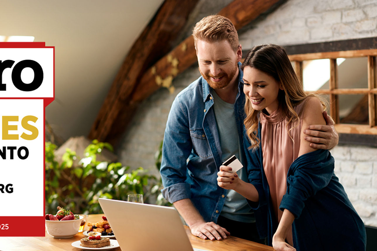 Eine Frau und ihr Mann blicken auf einen Laptop, daneben das Siegel für das beste Girokonto Nürnberg des Euro Magazins