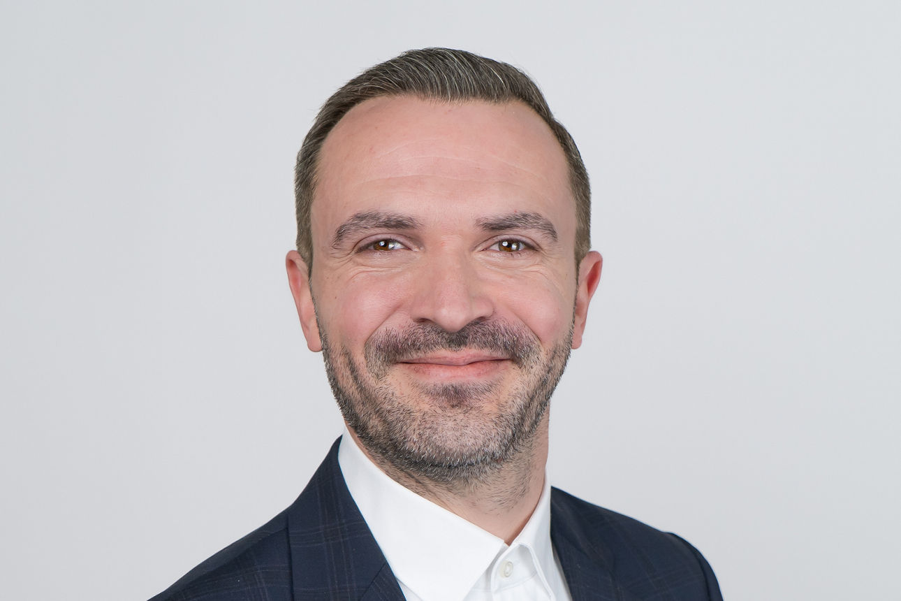 Foto von Sven Sengeleitner. Mann im Anzug