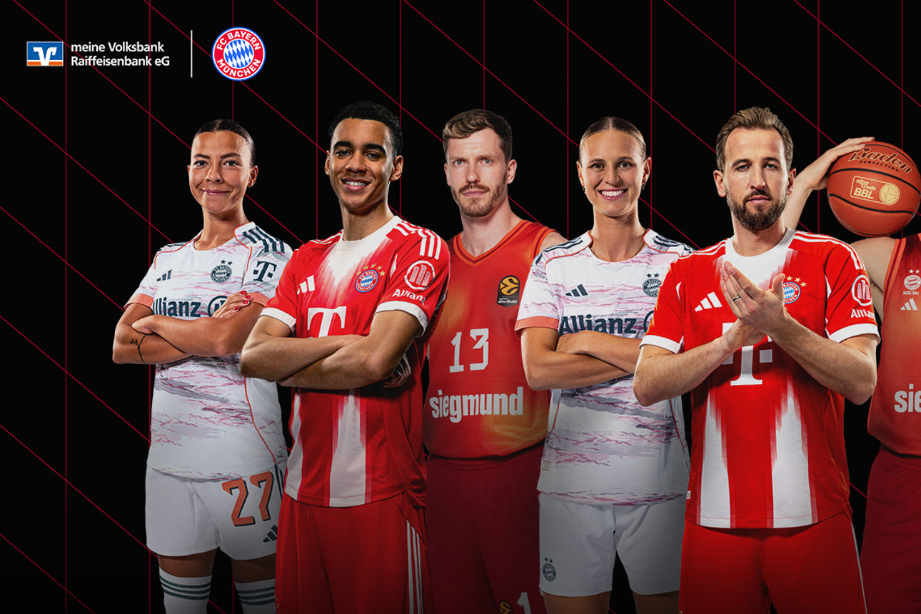 Gruppenfoto der Spieler und Spielerinnen des FC Bayern München